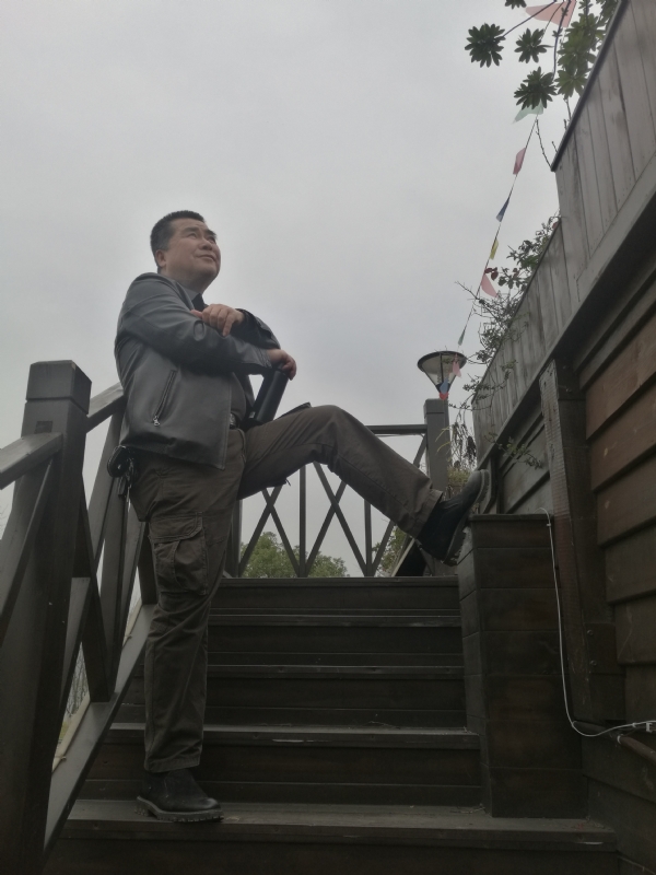 孤单背影的第一张照片--石家庄相亲服务中心