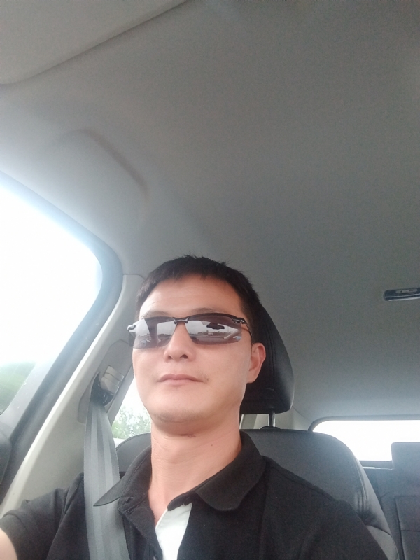 孤独的男人的第一张照片--石家庄相亲服务中心