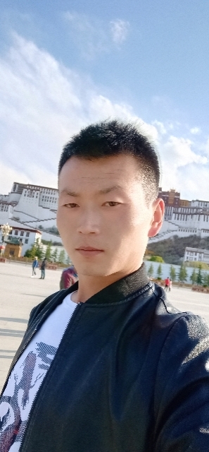 阳光下的小草的第一张照片--石家庄相亲服务中心