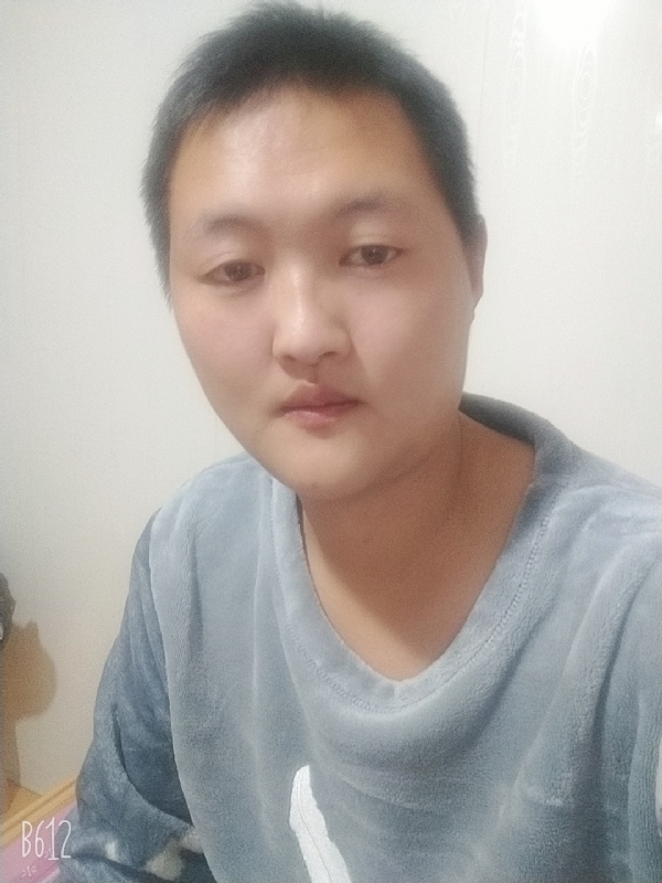 烟圈里透着伤的第一张照片--石家庄相亲服务中心