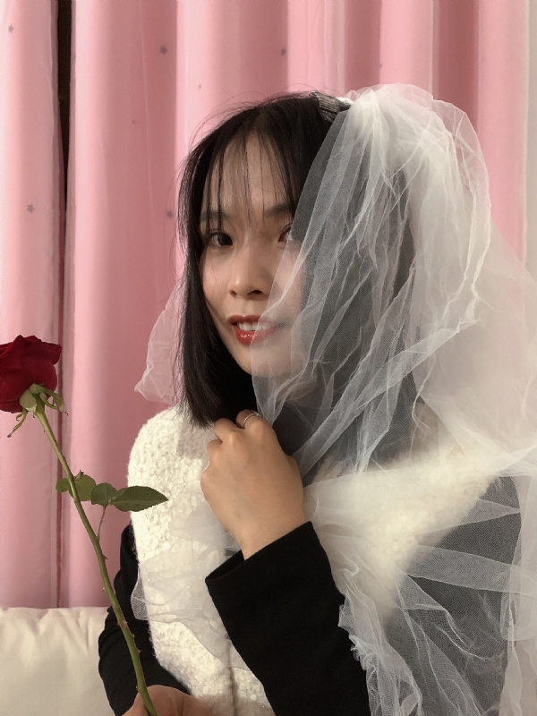 持紫菜包饭的女孩的第一张照片--石家庄相亲服务中心