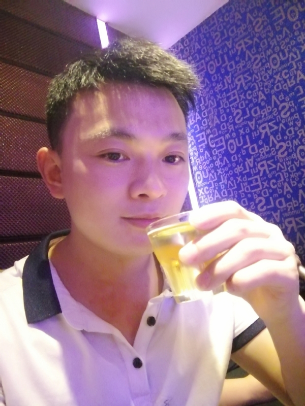 幸福的拥抱的第一张照片--石家庄相亲服务中心