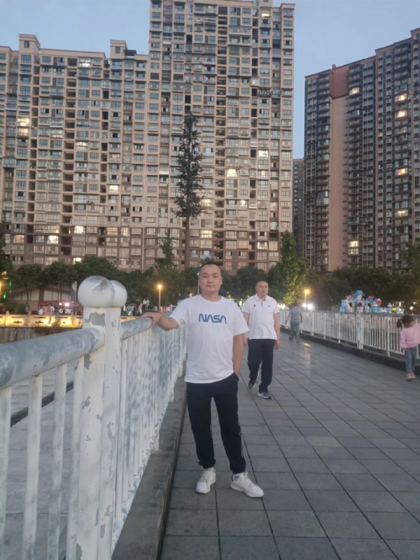 寂寞的男人的第一张照片--石家庄相亲服务中心