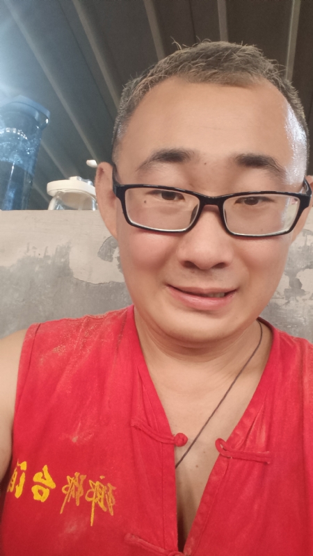 黑黑一笑的第二张照片--石家庄相亲服务中心