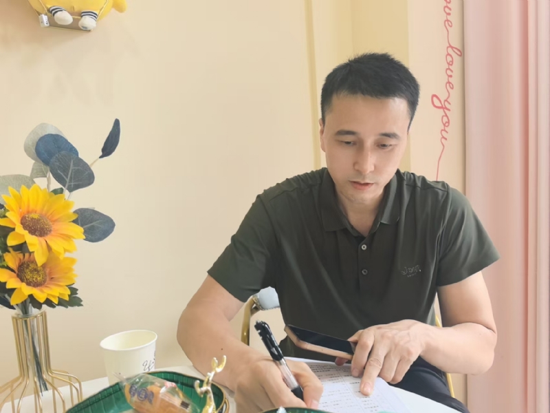 笑看一切的第二张照片--石家庄相亲服务中心